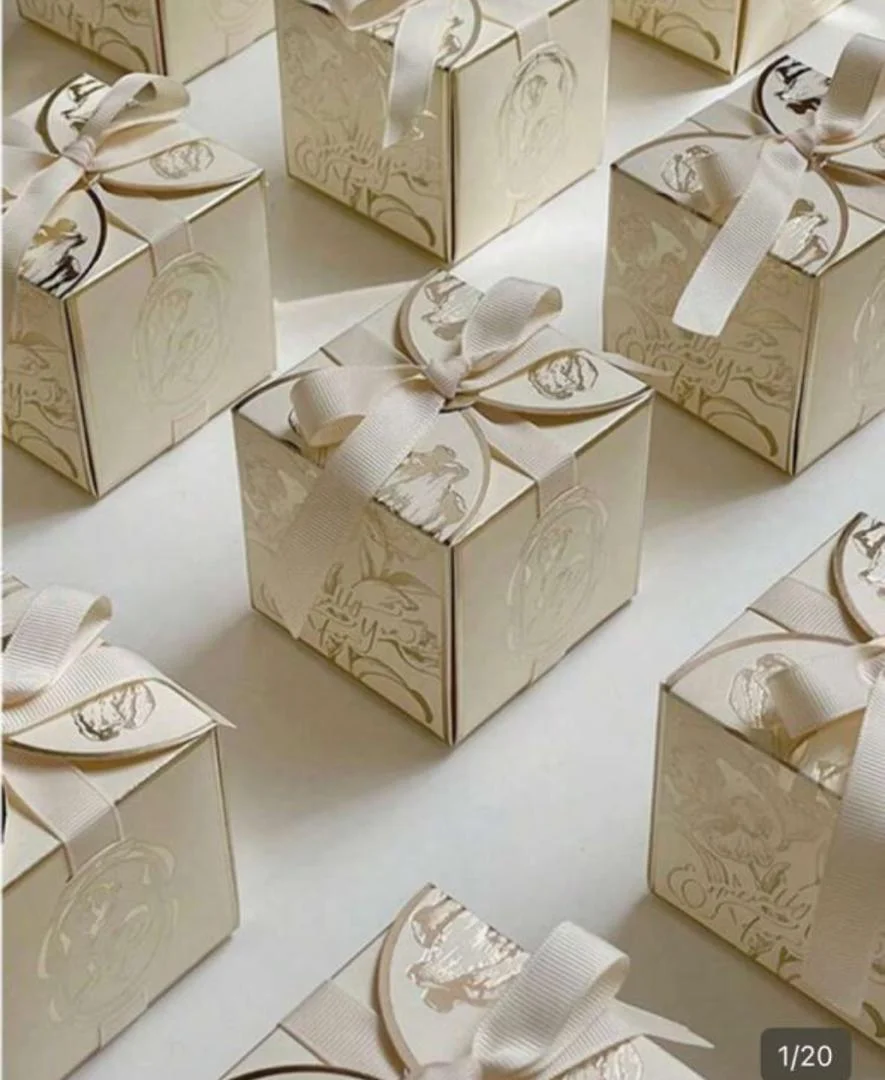 Classic Ivory Favour Cube