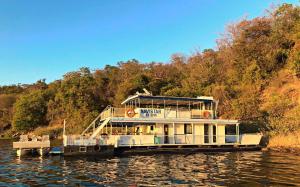 Navistar Houseboat Kariba Zimbabwe | Plan My Wedding Africa