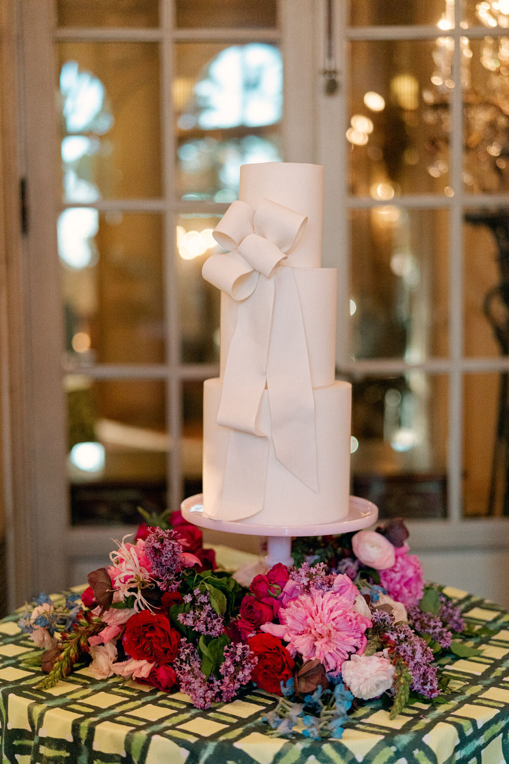 white bow wedding cake